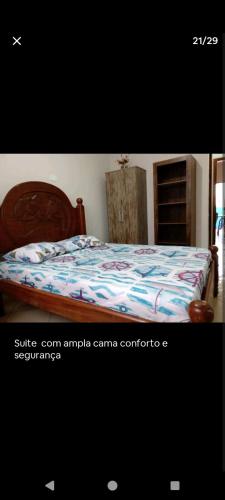 里約達斯奧斯特拉斯的住宿－Casa de Praia，一间卧室配有床,床上装有被子