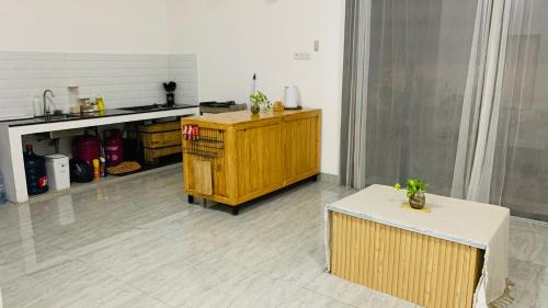 een keuken met een houten kast en een aanrecht bij pasaDhamHouse in Parit