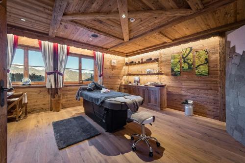 Habitación con cama y lavabo en una cabaña de madera. en Chalets Almdorf Haidenberg, en Brunico