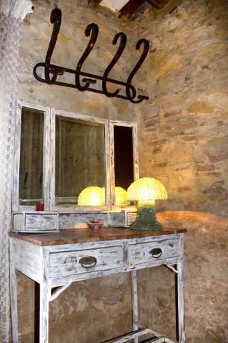 a table with a mirror and a lamp on it at Casa Carina in Ullastret