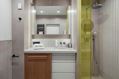 a bathroom with a sink and a shower at Apartamenty na Półwyspie Wydma&Las in Jastarnia