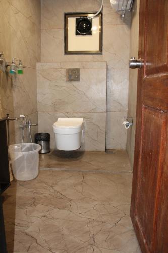 een badkamer met een toilet en een wastafel bij Clarks Collection Somnath in Somnath