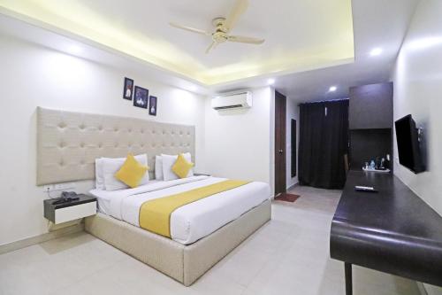 een slaapkamer met een bed en een bureau in een kamer bij Hotel The Archer Artemis Hospital Road Sector 52 in Gurgaon