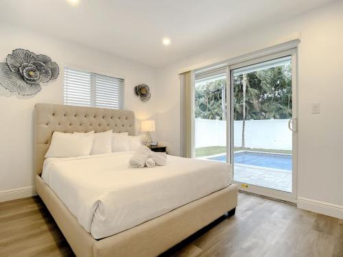 Ένα ή περισσότερα κρεβάτια σε δωμάτιο στο Luxe 6 Bed Heated Pool Villa I 5 min to Beach I BBQ