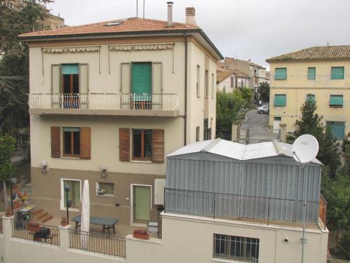 a building with a metal roof on top of it at B&B Itala in Recanati