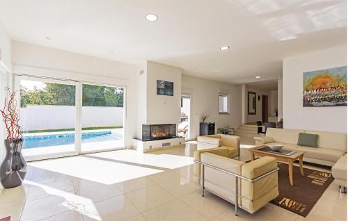 Πισίνα στο ή κοντά στο Beautiful Home In Liznjan With Kitchen