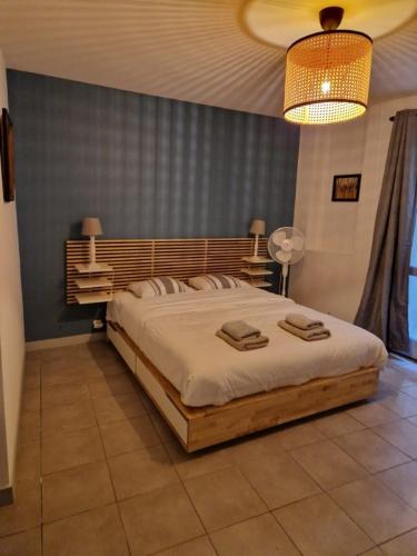 une chambre avec un lit avec deux serviettes dessus dans l'établissement Manel - Appartement T2 Rue st jean le vieux, à Avignon