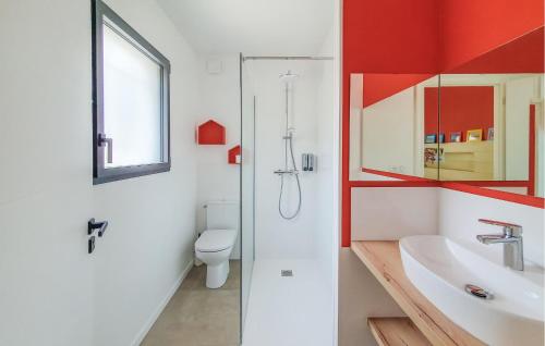 y baño con aseo y lavamanos. en Lovely Home In Mercuer With Outdoor Swimming Pool, en Mercuer