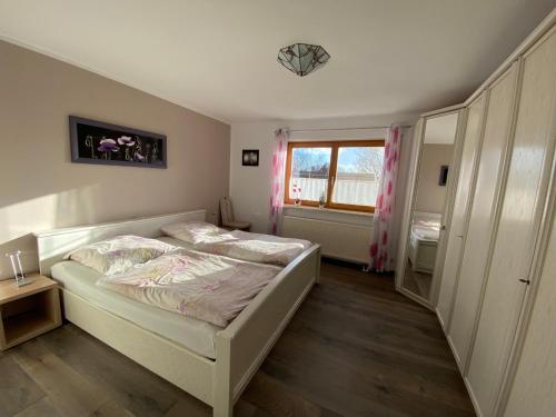 Un dormitorio pequeño con una cama y una ventana. en Kulmblick Kastl, en Kastl