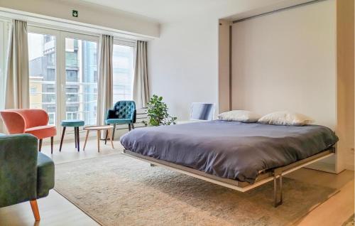 オーステンデにあるGorgeous Apartment In Oostende With Kitchenのベッドルーム1室(大型ベッド1台付)、ダイニングルームが備わります。