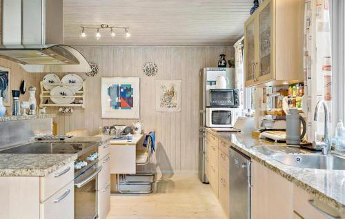 uma cozinha com um lavatório e uma bancada em 3 Bedroom Lovely Home In Nex em Vester Sømarken