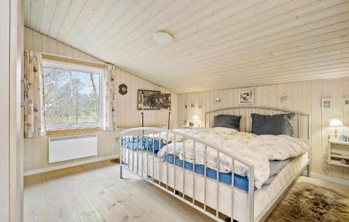 um quarto com uma cama e uma janela em 3 Bedroom Lovely Home In Nex em Vester Sømarken