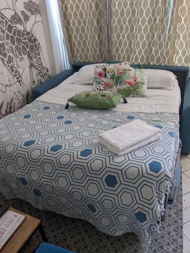 une chambre avec un lit avec une couette bleue et blanche dans l'établissement Gîte OZOO, à Saint-Aignan