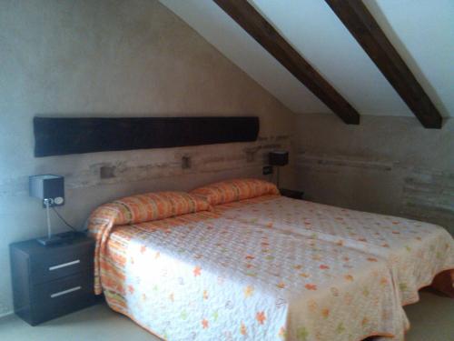 1 dormitorio con 1 cama en una habitación con techo en Torre Del Inquisidor, en Cazorla