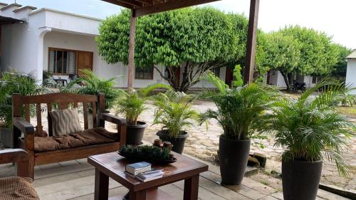 een patio met een bank en een tafel met palmbomen bij AMAZONAS TRAVEL in Leticia