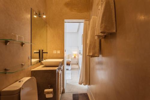 Et badeværelse på Riad La Sarrazine: Modern Gem in the Kasbah