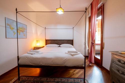 ein Schlafzimmer mit einem Himmelbett in einem Zimmer in der Unterkunft GetTheKey Villa Cedro in San Lazzaro di Savena