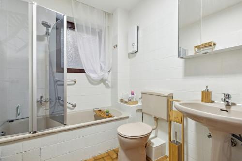 a bathroom with a toilet and a sink and a shower at DD_Homes LahnLiebe - Balkon, Therme, Smart TV in Bad Ems