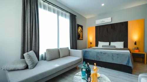 Habitación de hotel con cama y sofá en ViparkOtel&Spa, en Alejandreta