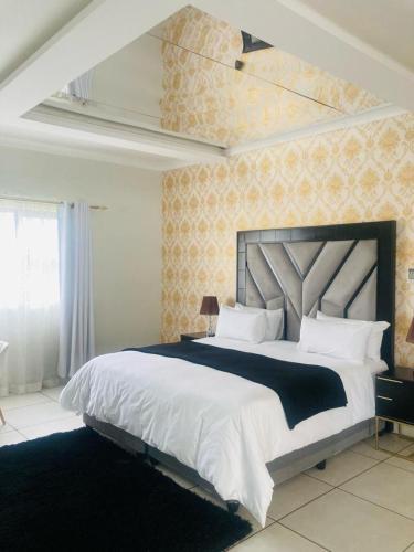 AZALEA LODGE tesisinde bir odada yatak veya yataklar