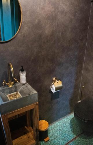 Un baño de BoHo Experience Wellness, Jacuzzi, Sauna, BBQ, Garden, Sleeps 10