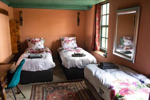 Una cama o camas en una habitación de BoHo Experience Wellness, Jacuzzi, Sauna, BBQ, Garden, Sleeps 10