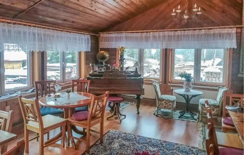 Χώρος καθιστικού στο 4 Bedroom Gorgeous Home In Kamianna