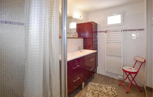 y baño con lavabo y ducha con silla. en 3 Bedroom Stunning Home In Marignana, en Marignana