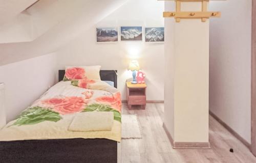 - une chambre avec un lit fleuri dans l'établissement Stunning Apartment In Spytkowice With Kitchen, à Spytkowice