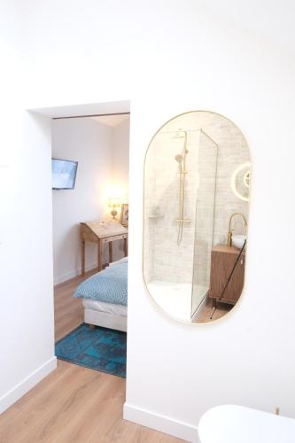 a bathroom with a mirror and a bedroom at Bed and Breakfast Shandita in Mérignac