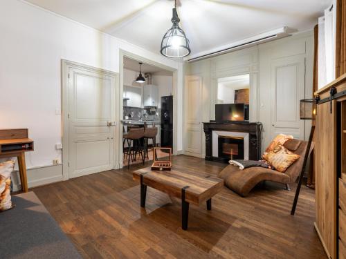 - un salon avec un canapé, une table et une cheminée dans l'établissement Le Petit Gentleman - Vienna authentica, à Vienne