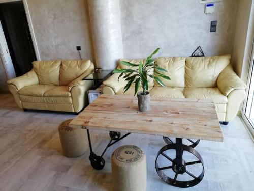 ein Wohnzimmer mit einem Couchtisch und einem Sofa in der Unterkunft Lenico Beachfront Suites in Agia Pelagia