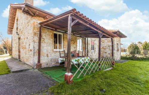 una casa de ladrillo con pérgola de madera en 5 Bedroom Nice Home In Arguero, en Argüero