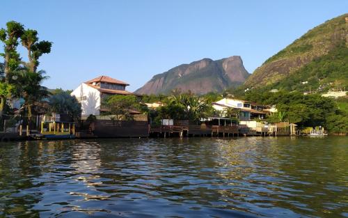 um grupo de casas na costa de uma massa de água em Barra da Tijuca Guest Houses no Rio de Janeiro