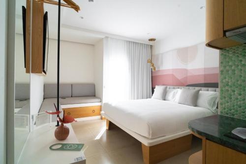 聖埃烏拉利亞的住宿－Boutique Apartments Marsol Ibiza，配有一张床和一张书桌的酒店客房