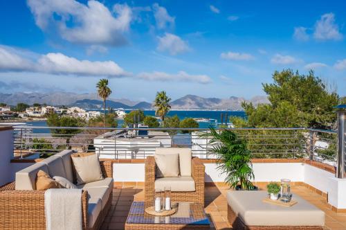 a balcony with furniture and a view of the ocean at Traumhafte Villa Maricel für 8 Gäste am Meer in Alcudia