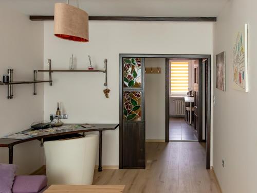 cocina con encimera y mesa en una habitación en Apartament Iga, en Opole