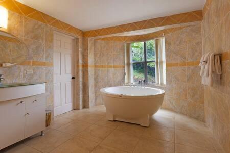 Ένα μπάνιο στο Hospitality Expert Stonehenge - 5BR Mansion
