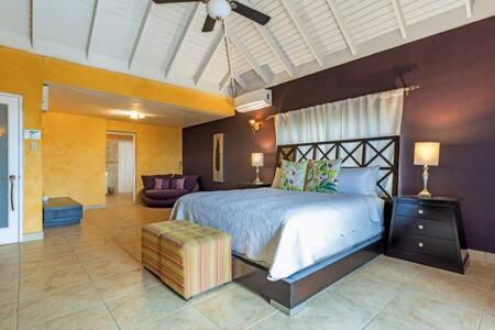 Ένα ή περισσότερα κρεβάτια σε δωμάτιο στο Hospitality Expert Stonehenge - 5BR Mansion