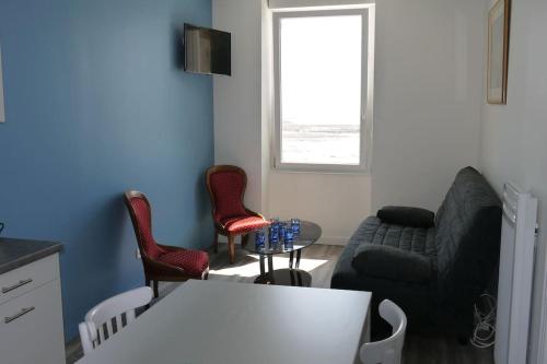 un salon avec un canapé et deux chaises dans l'établissement Magnifique logement vue mer : BELLE ILE, à La Bernerie-en-Retz