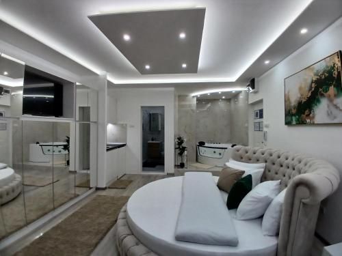 ein Wohnzimmer mit einem Sofa und einem Tisch in der Unterkunft Apartmani Sofronic Loznica 2 in Loznica