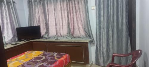 1 dormitorio con cama, escritorio y silla en River view nectaar estates en Rajahmundry