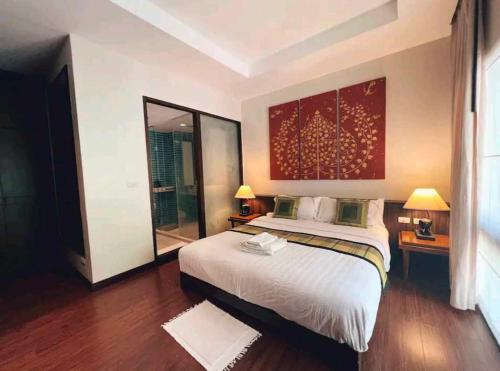 um quarto com uma cama grande e uma janela grande em Koh Chang Appartment 2 bedrooms em Ban Bang Bao