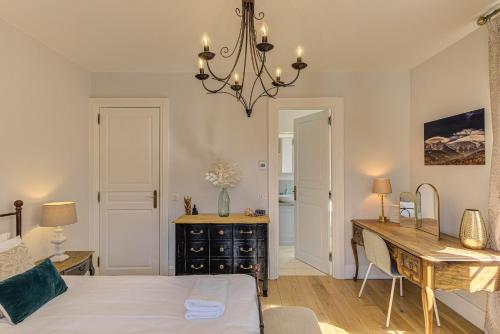 une chambre avec un lit, un bureau et une table dans l'établissement Apartment Aiguille du Midi Central Chamonix - Alpes Travel - Sleeps 6, à Chamonix-Mont-Blanc