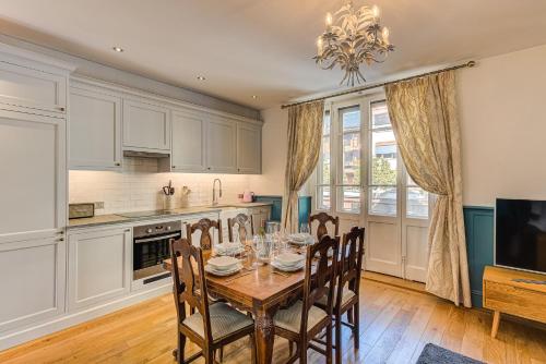 une cuisine avec une table et des chaises en bois ainsi qu'une salle à manger dans l'établissement Apartment Aiguille du Midi Central Chamonix - Alpes Travel - Sleeps 6, à Chamonix-Mont-Blanc