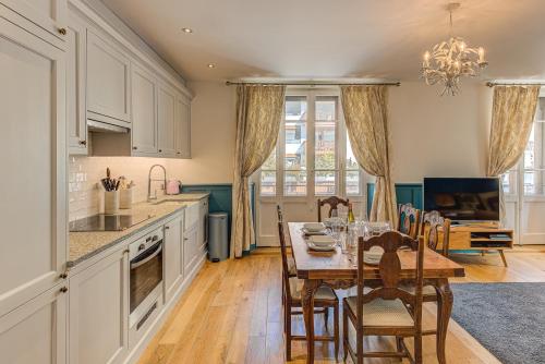 une cuisine et une salle à manger avec une table et des chaises dans l'établissement Apartment Aiguille du Midi Central Chamonix - Alpes Travel - Sleeps 6, à Chamonix-Mont-Blanc