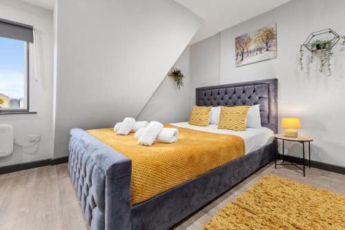 een slaapkamer met een bed met handdoeken erop bij Captivating Serviced Room Sydenham London SE26 in Londen