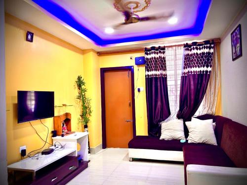 - un salon avec un canapé et une fenêtre dans l'établissement Angel guest house, à Guwahati