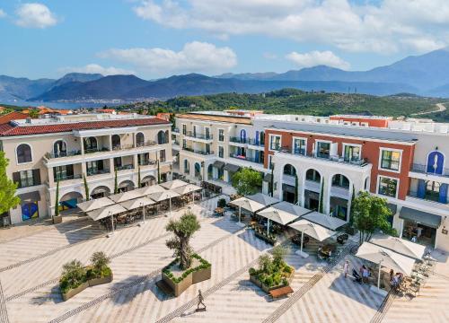 una vista aérea de una ciudad con edificios en Lustica Bay en Tivat