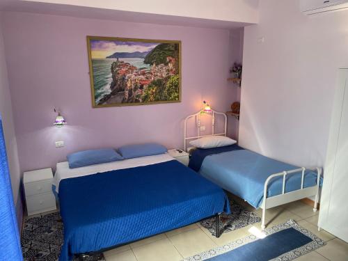 ein Schlafzimmer mit 2 Betten und einem Wandgemälde in der Unterkunft B&B Teodora in Gaggi